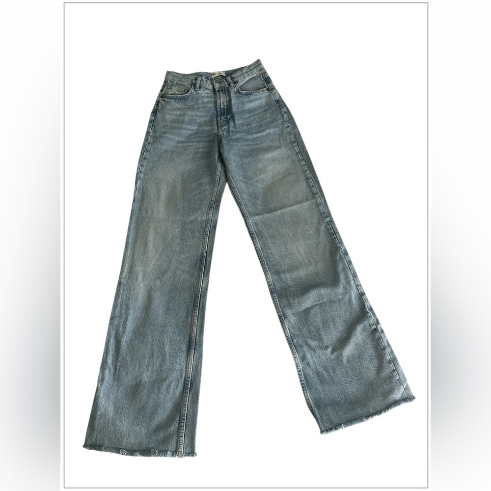Zara women Jeans with Relaxed fit.